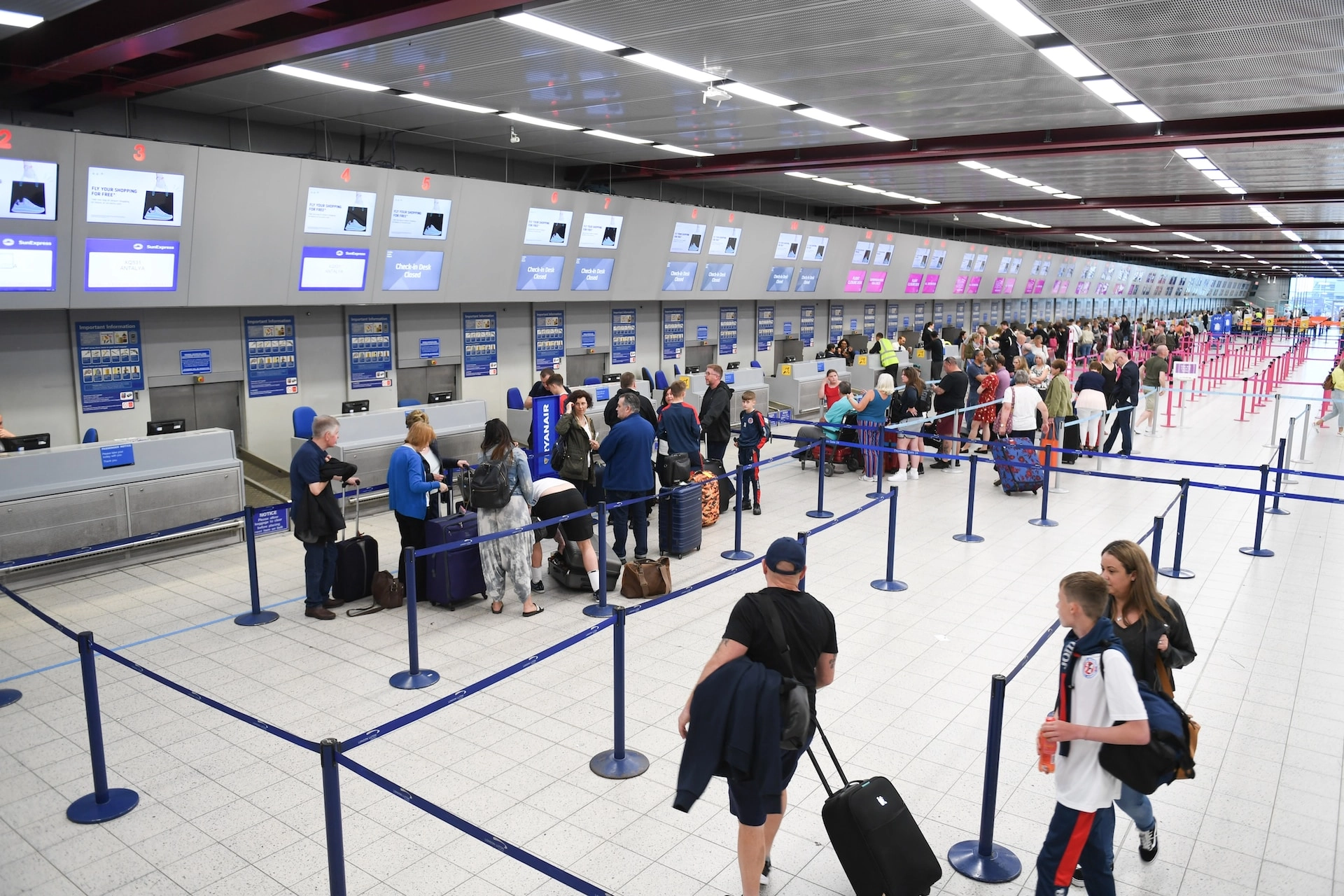 Closing the Digital Gap for Airlines in 2023 and Beyond Closing the Digital Gap for Airlines in 2023 and Beyond